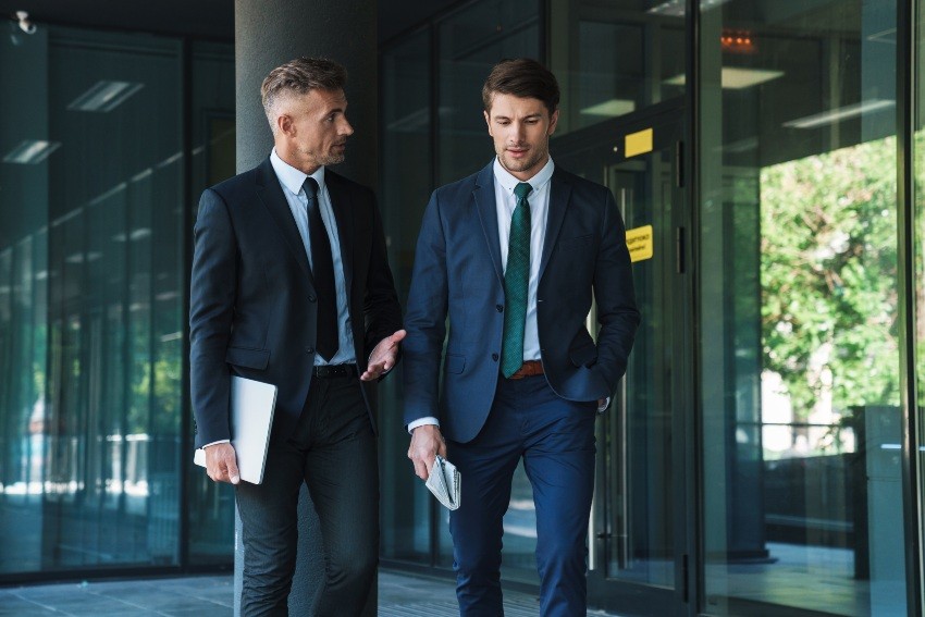 Individuelle Präferenzen stehen beim Business Formal Stil im Hintergrund - Konventionen bestimmen das Outfit Zwei-Geschäftsmaenner-in-Anzug