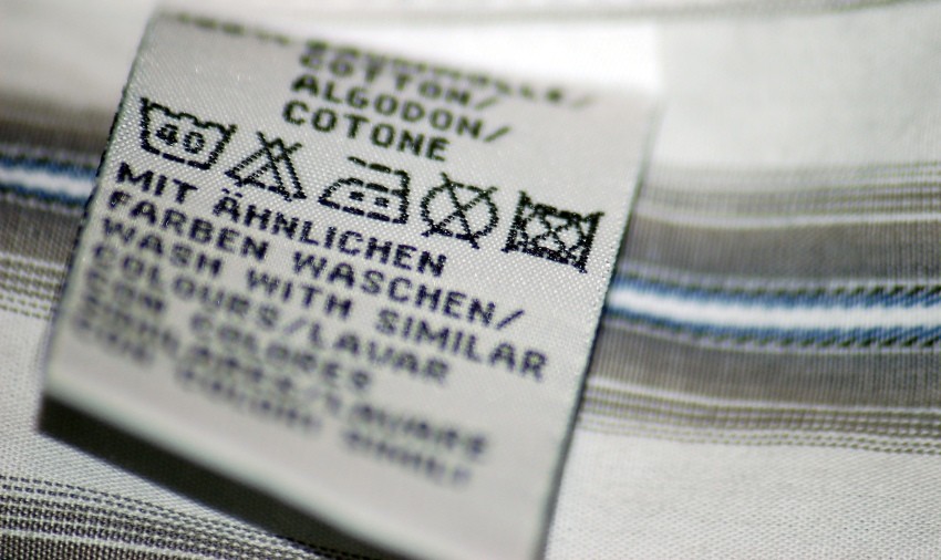 Auf dem Bügeleisensymbol sind in der Regel Punkte abgebildet: Zwei Punkte stehen für mittlere Bügeltemperatur Wasch-Hinweise - Hemd richtig bügeln