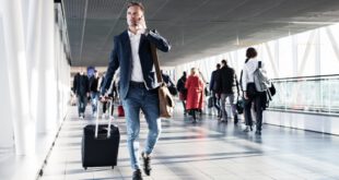 Junger-Mann-auf-Reise