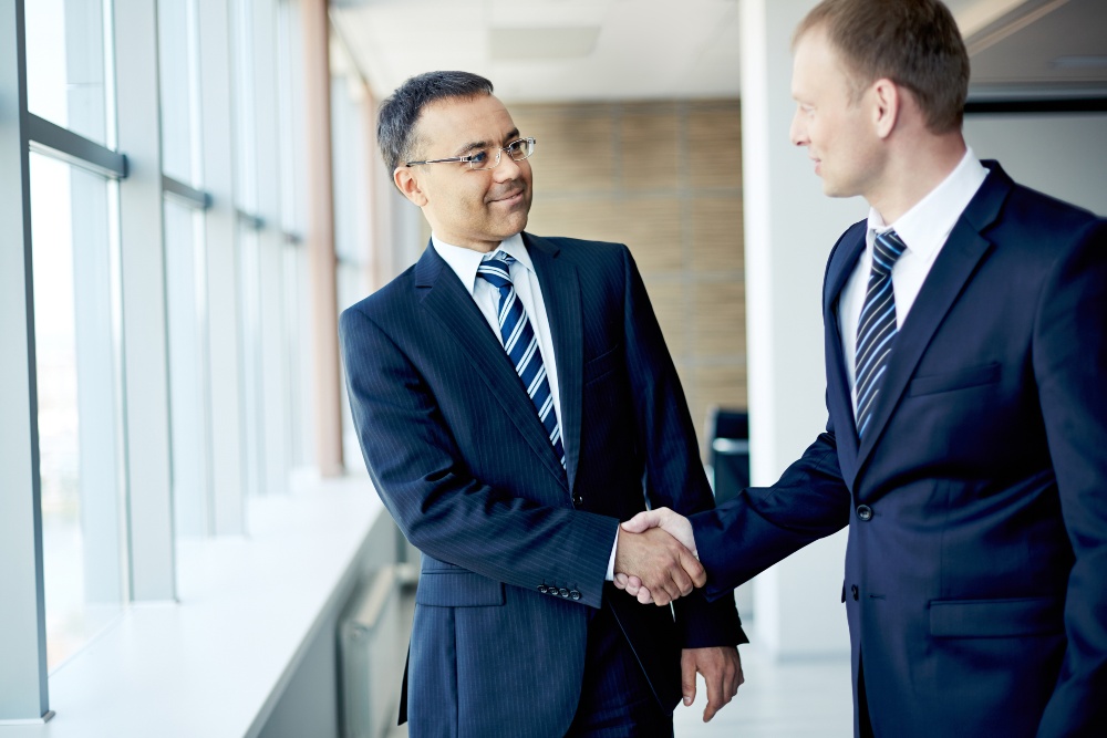 Wenn Business Attire erforderlich ist, sollte man zumindest auf hochwertige und atmungsaktive Materialien achten Maenner-mit-Business-Attir