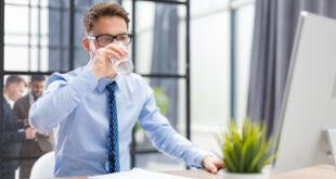 Mann-Büro-trinkt-Wasser
