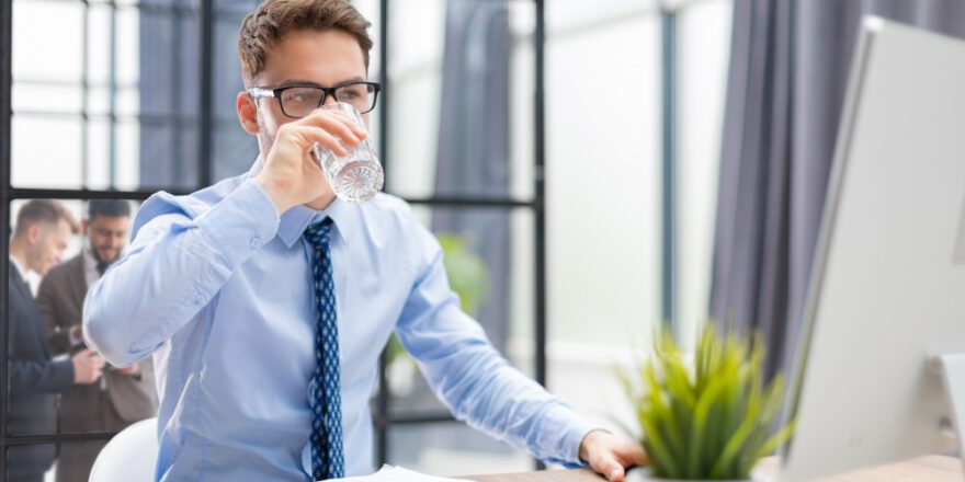 Mann-Büro-trinkt-Wasser