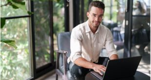 Junger-Mann-arbeitet-mit-Laptop- Leinenhemd kombinieren