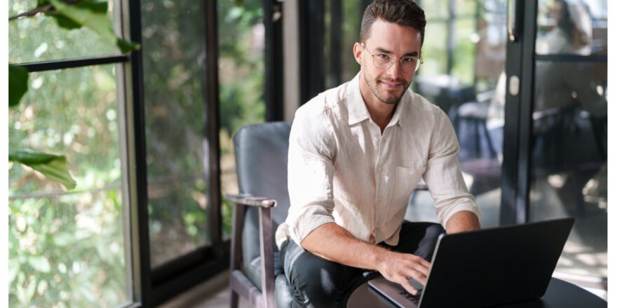 Junger-Mann-arbeitet-mit-Laptop- Leinenhemd kombinieren