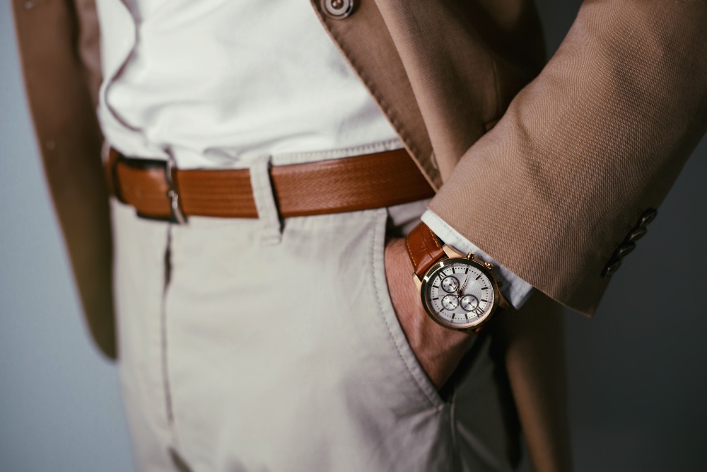 Elegante-Accessoires-Armbanduhr-und-Gürtel