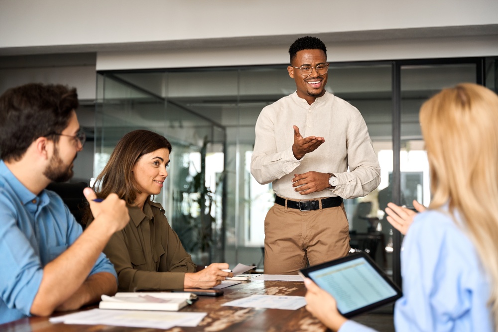 Beigefarbene Hemden stilvoll kombiniert – ideal fürs Büro: mit Stoffhose ein gepflegter, moderner Business-Look Junger-Mann-Bürooutfit