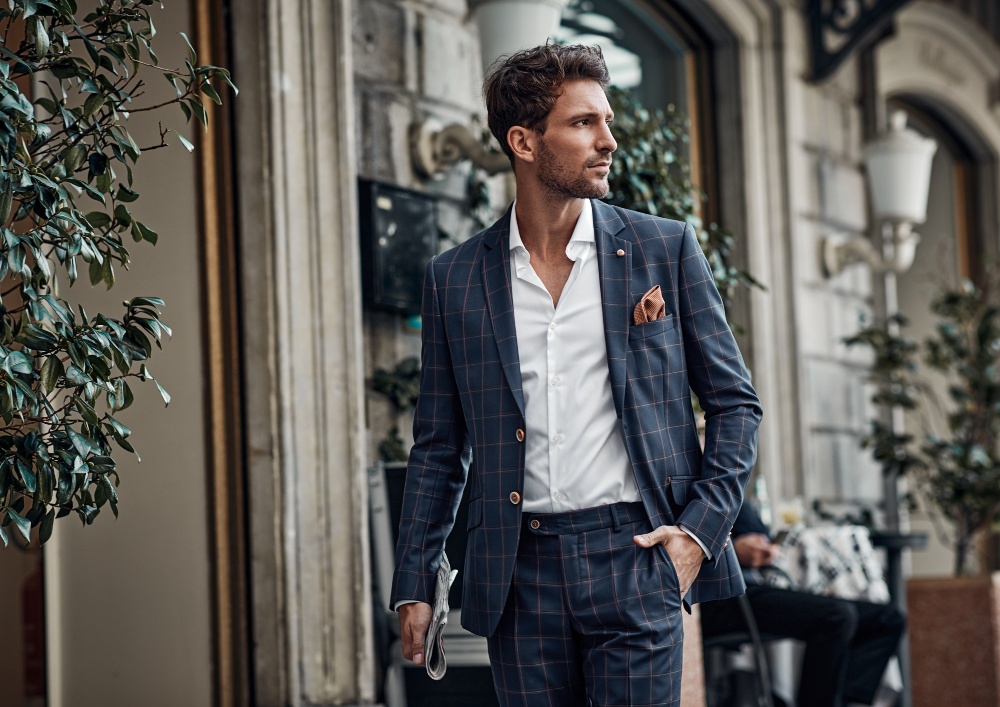 Junger-eleganter-Mann-im-Anzug