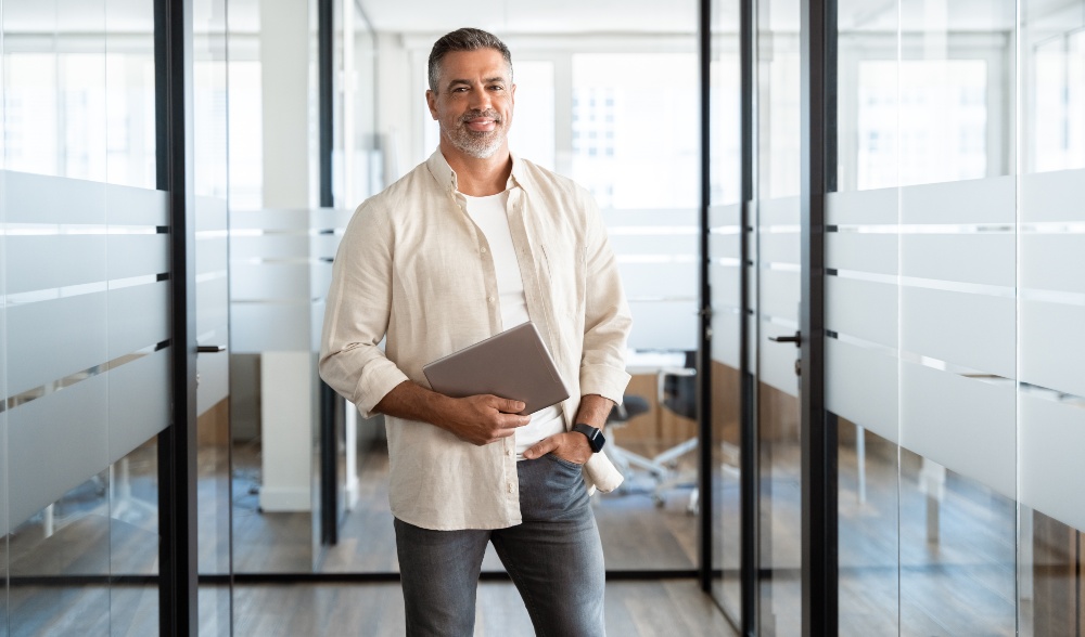In Kombination mit einer Blue Jeans kann man ein legeres Büro-Outfit kreieren Mann-mit-beigem-Hemd