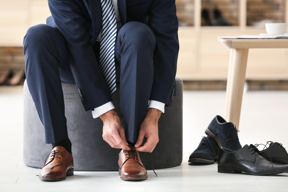 Mann-probiert-Schuhe-an