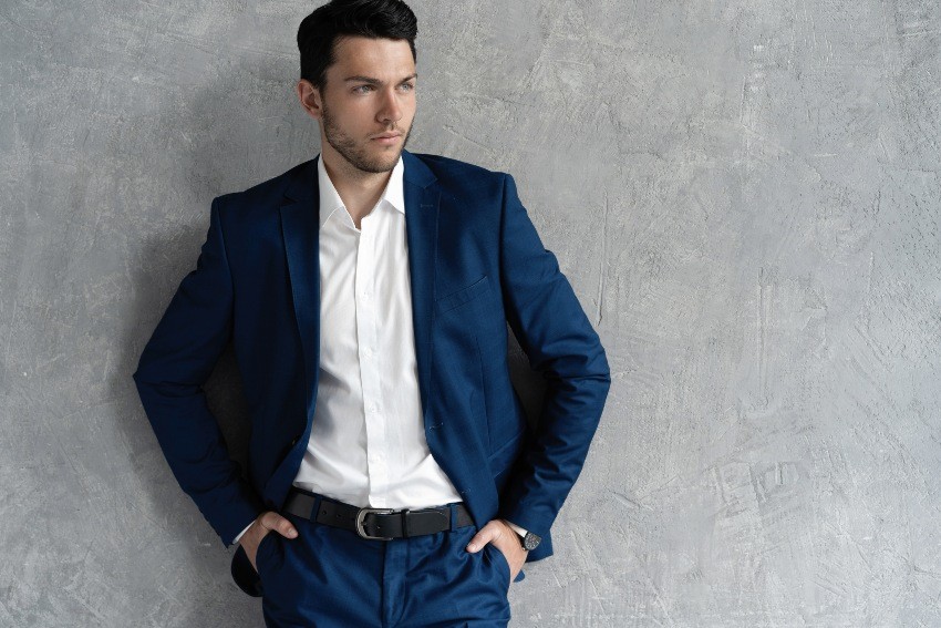 Ein schönes Hemd wirkt in Kombination mit einem Anzug sehr elegant, aber nicht zu förmlich Junger-Mann-Business-Casual