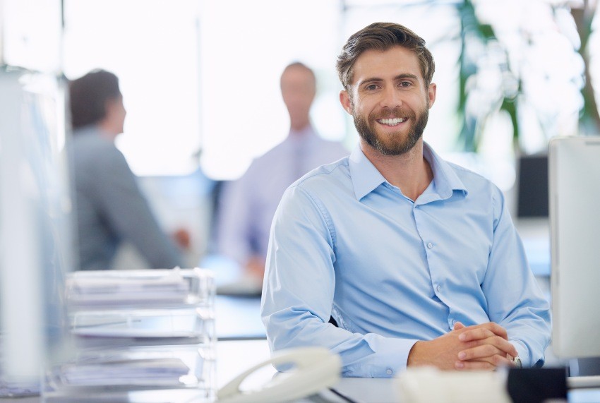 Ein gut sitzendes Business-Hemd kann wunderbar ohne Krawatte getragen werden Mann-im-Buero-mit-blauem-Hemd